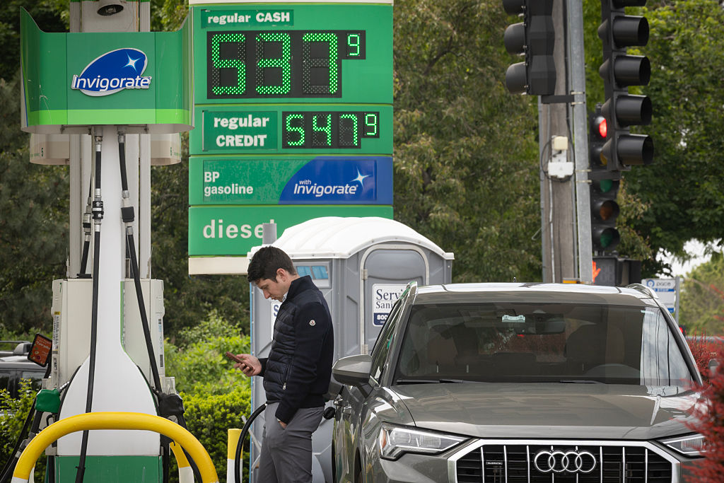 Summer travel kicks off with mixed forecast, rising costs