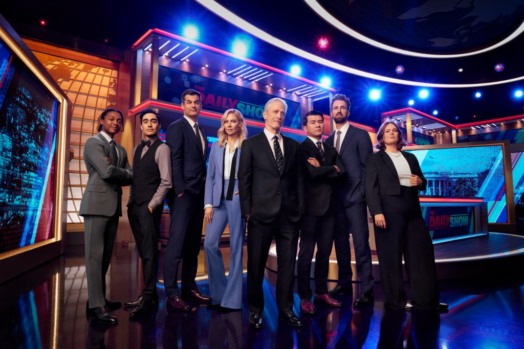 The funnyman signed an extension to continue hosting “The Daily Show” every Monday and serving as executive producer through December 2028, Skydance Television announced Monday.